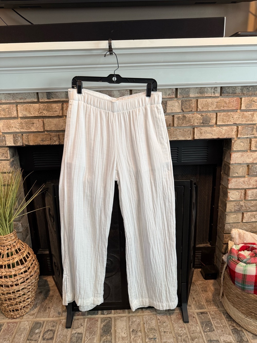 Old Navy wide leg gauze pants in white, Medium, EUC